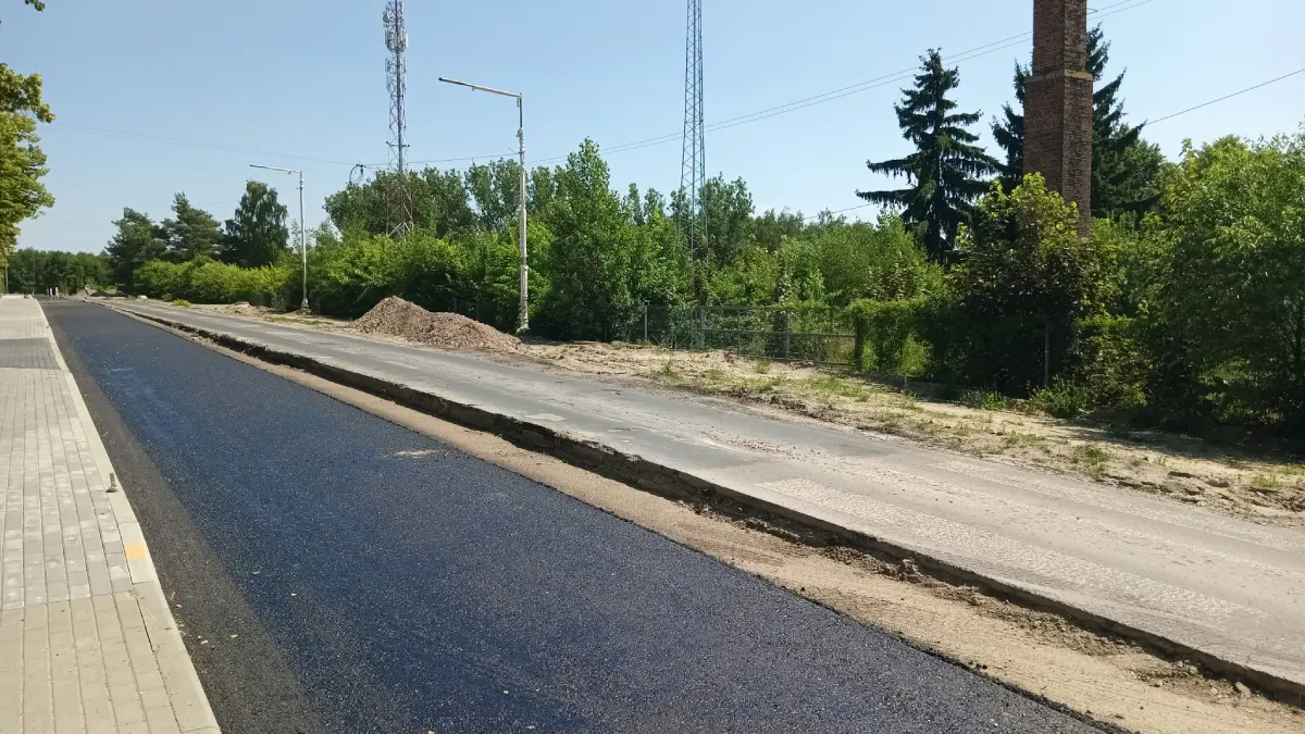 Prace nad nową nawierzchnią jezdni